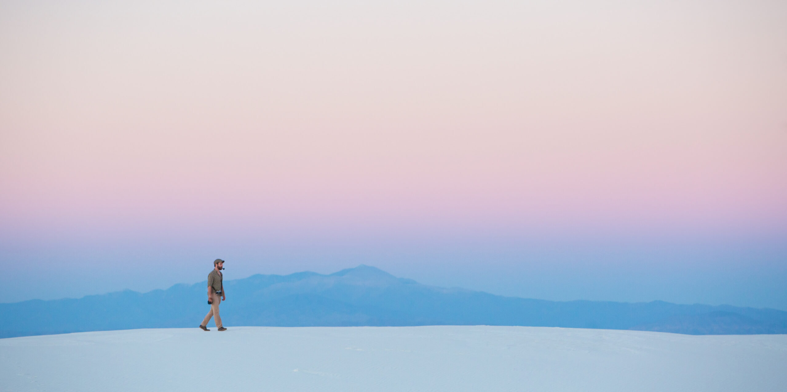 平原をひとり歩く中年男性