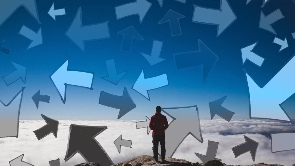 男性が頂上で自分軸を探している