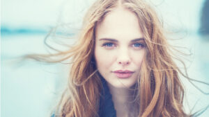 こちらをみつめる女性