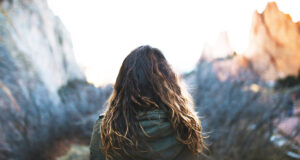 荒野を向いた女性のバックシャン